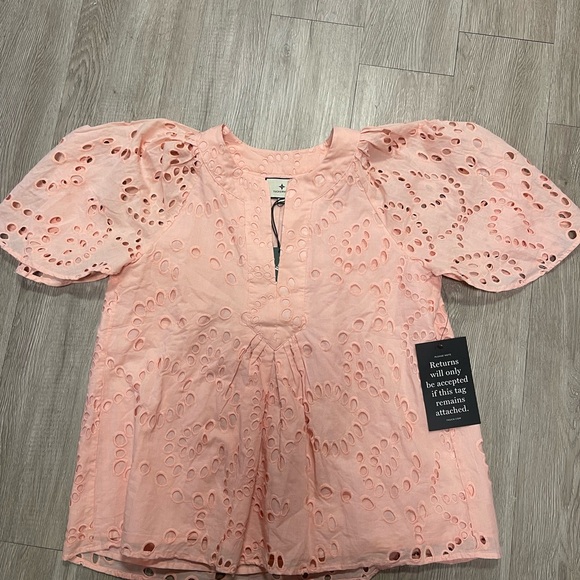 Tuckernuck Pink Eyelet Finley Flutter Sleeve Top Medium NWT - Picture 5 of 11